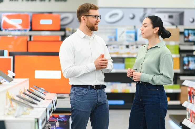 imgi 61 consultor ventas tienda electronica domestica viene ayudar joven cliente que busca dispositivo trabajo alta calidad 255667 76582